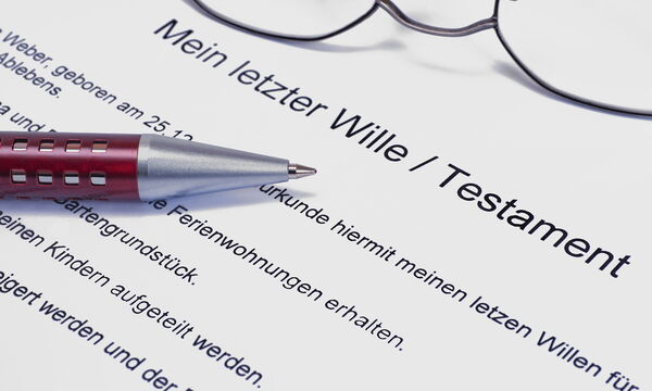 Die Seite eines Testaments mit der Überschrift "Mein letzter Wille / Testament". Auf dem Papierbogen liegt ein Kugelschreiber in den Farben rot-silber