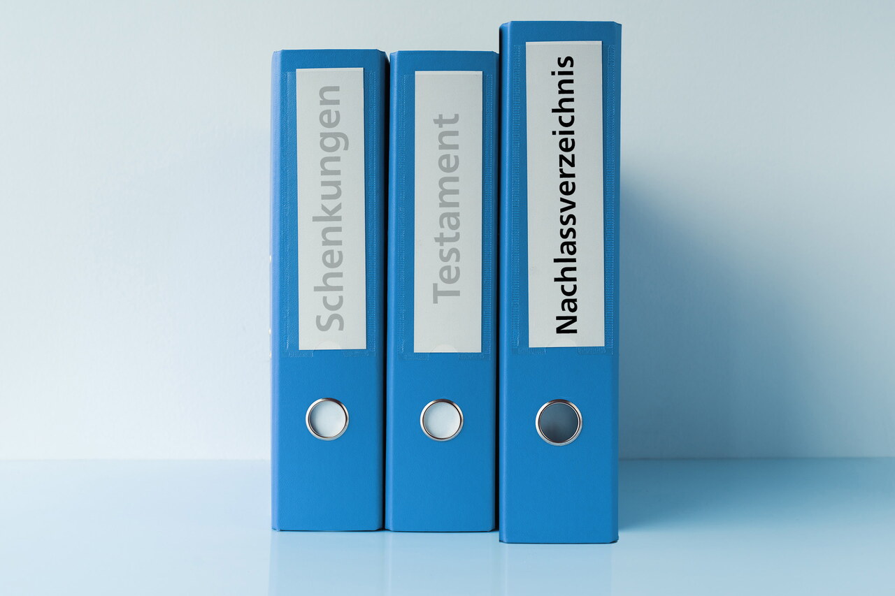 Drei Aktenordner auf einem Tisch