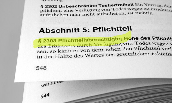 Die aufgeschlagene Seite eines Gesetzestextes zeigt den Abschnitt zum Pflichtteil