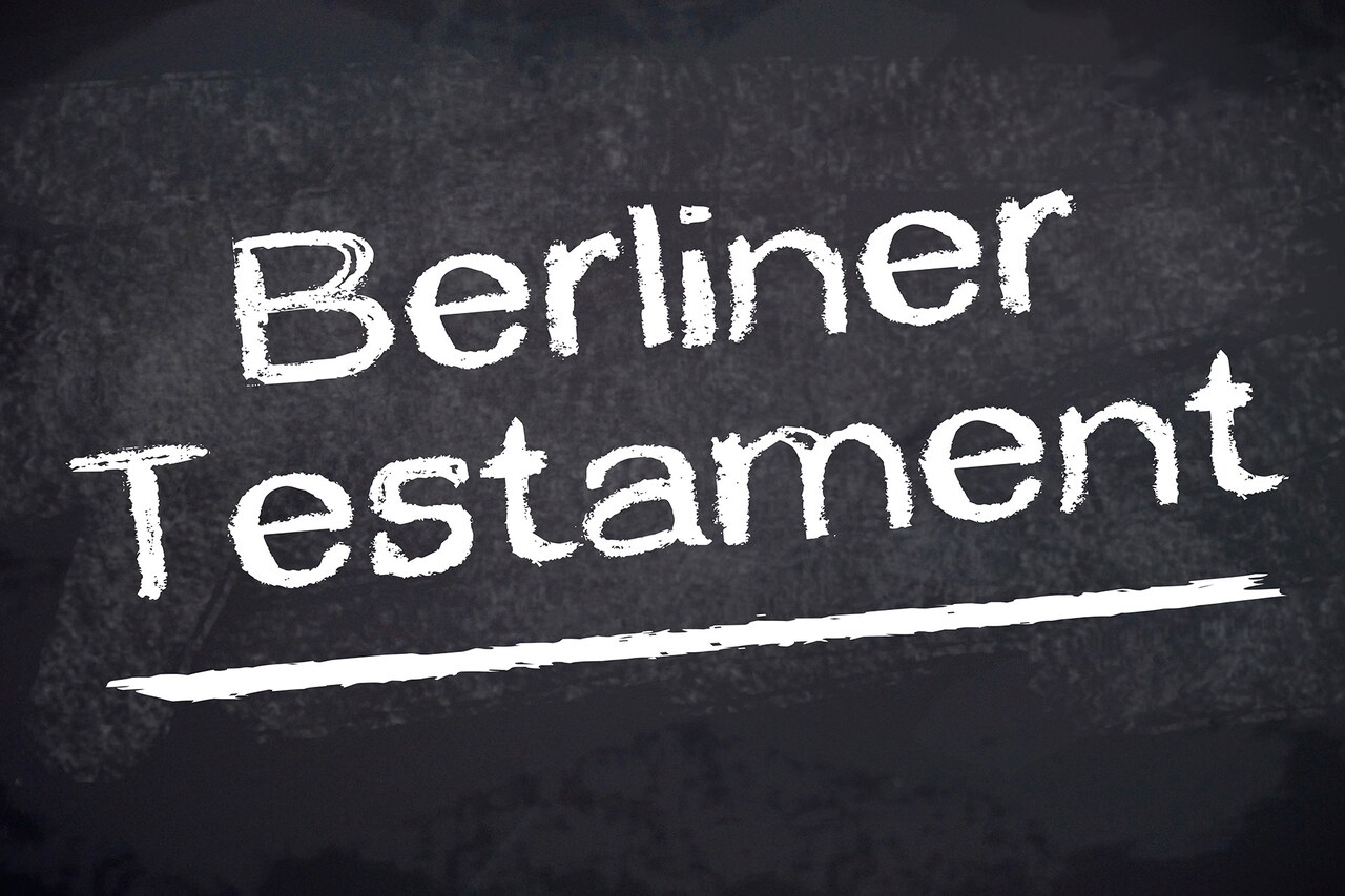 Auf einer Tafel steht „Berliner Testament“ geschrieben