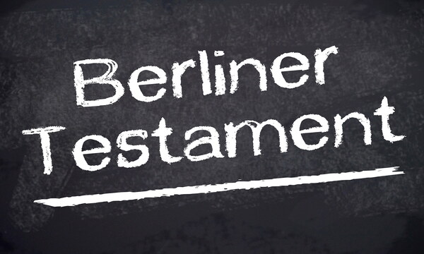 Auf einer Tafel steht „Berliner Testament“ geschrieben