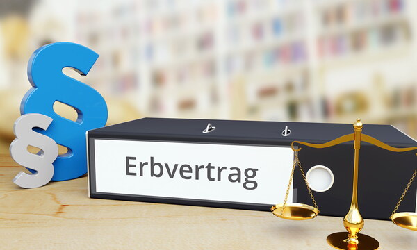 Ein Ordner mit der Aufschrift „Erbvertrag“ liegt auf einem Tisch.