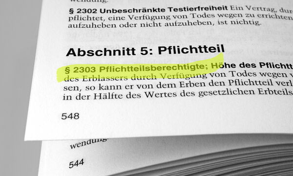 Die aufgeschlagene Seite eines Gesetzestextes zeigt den Abschnitt zum Pflichtteil