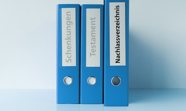 Drei Aktenordner auf einem Tisch